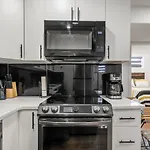 Mountain Hideaway Two Bedroom Basement Suite