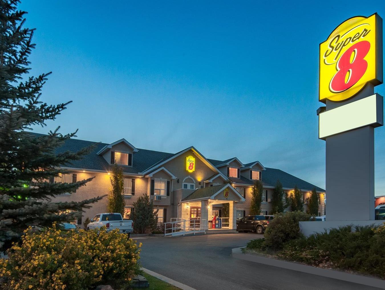 Ramada By Wyndham Cochrane Hotel 3*