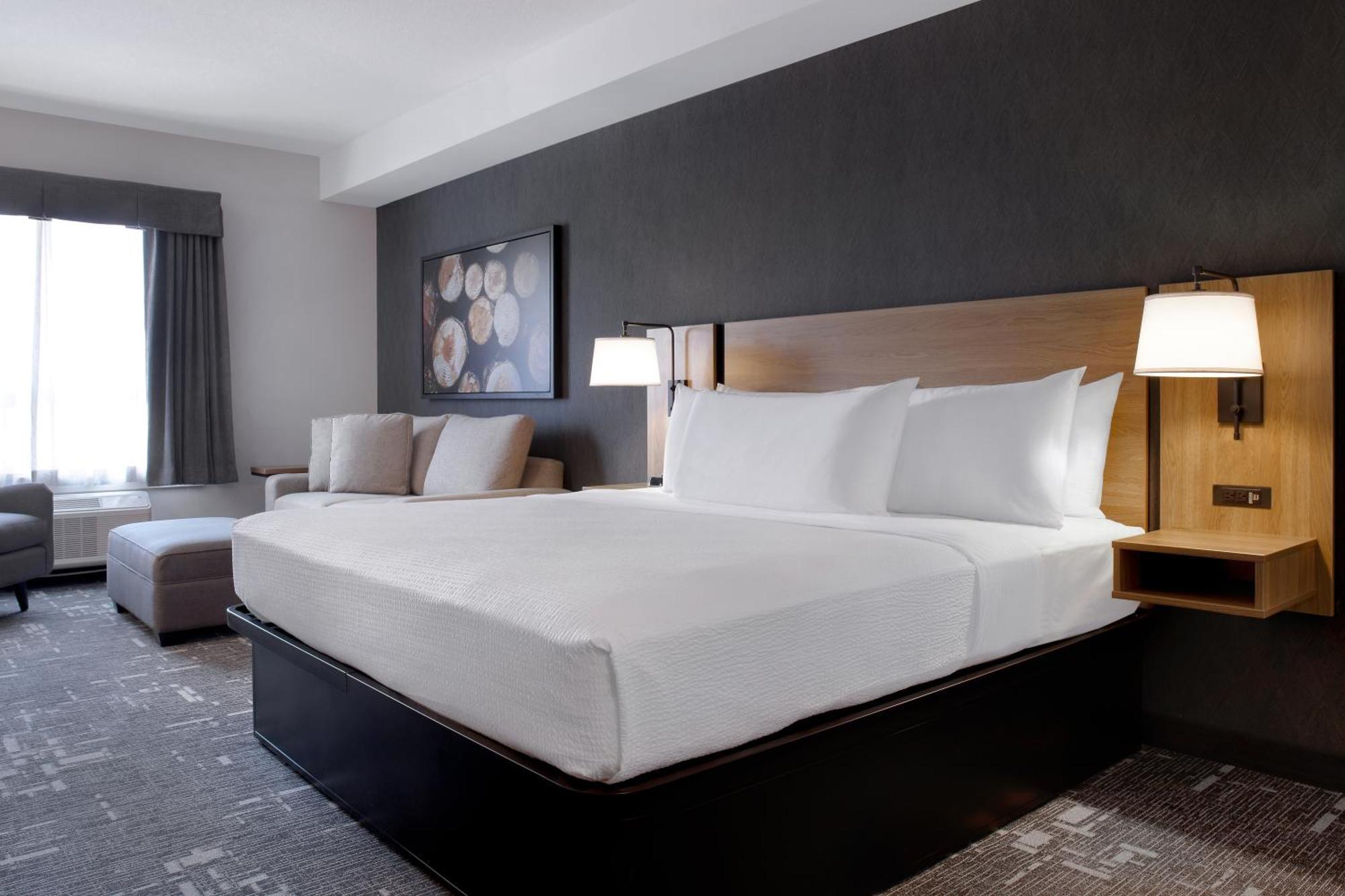 Ramada By Wyndham Cochrane Hotel