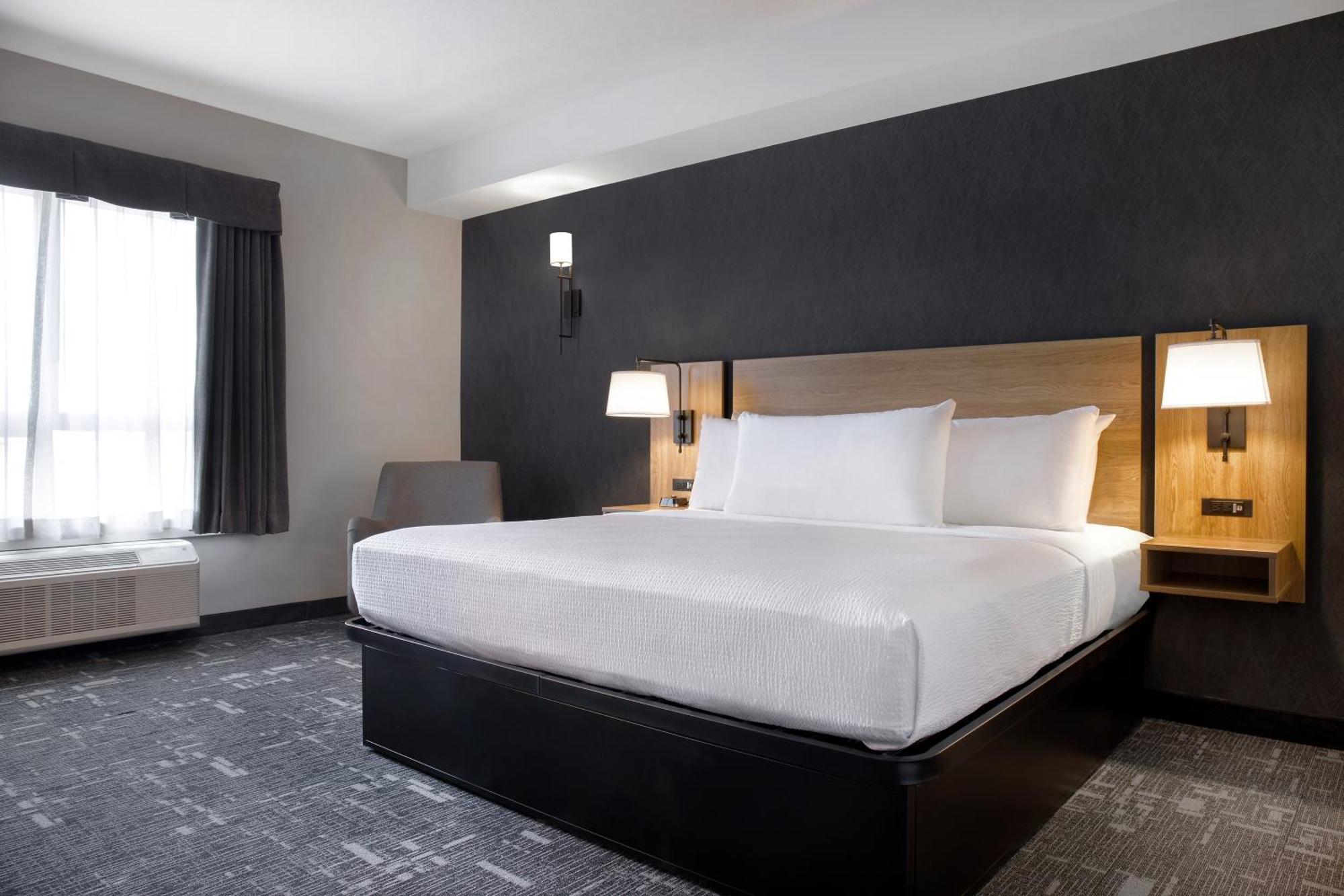 Ramada By Wyndham Cochrane Hotel 3*