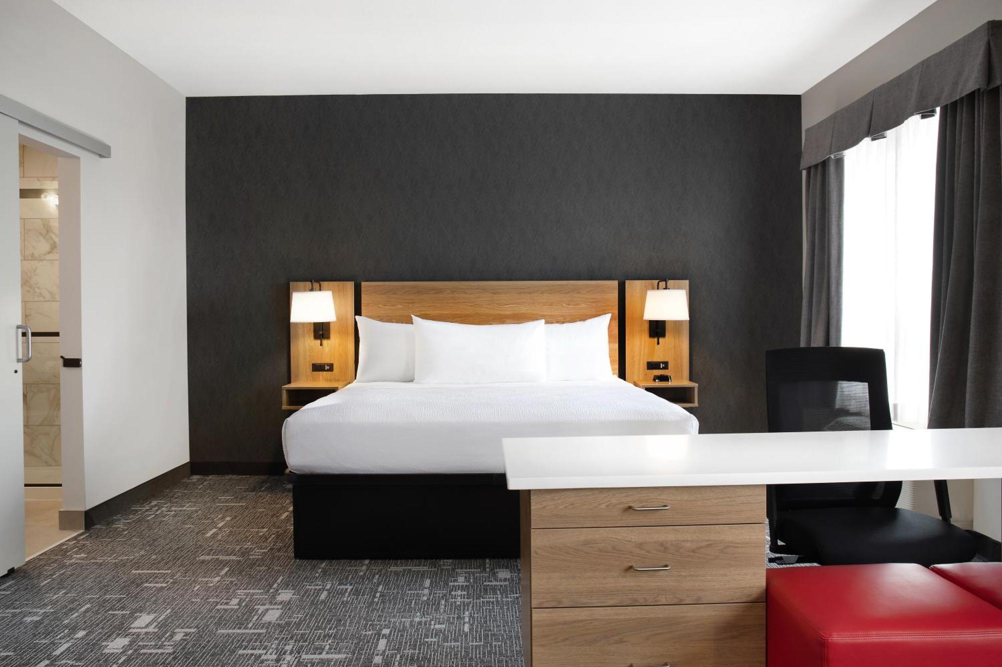 Ramada By Wyndham Cochrane Hotel
