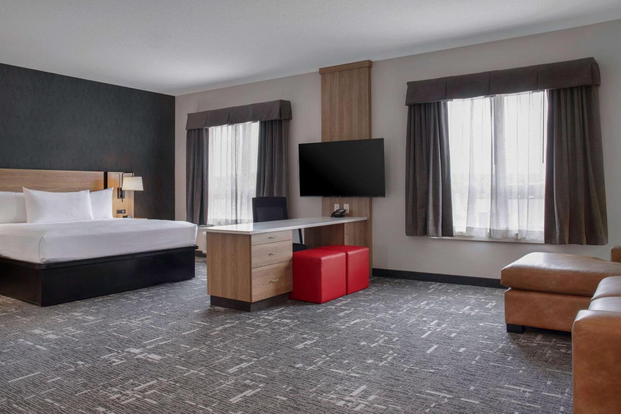 Ramada By Wyndham Cochrane Hotel 3*