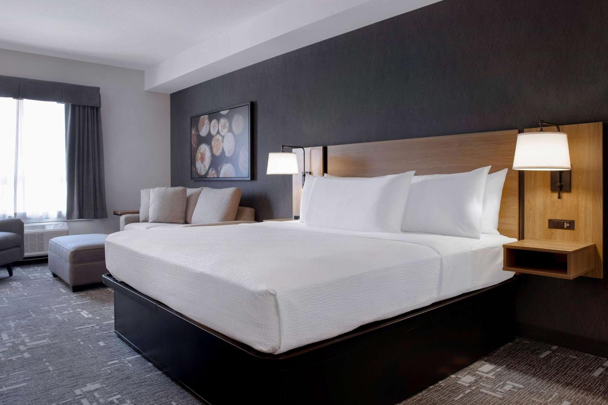 Ramada By Wyndham Cochrane 3*