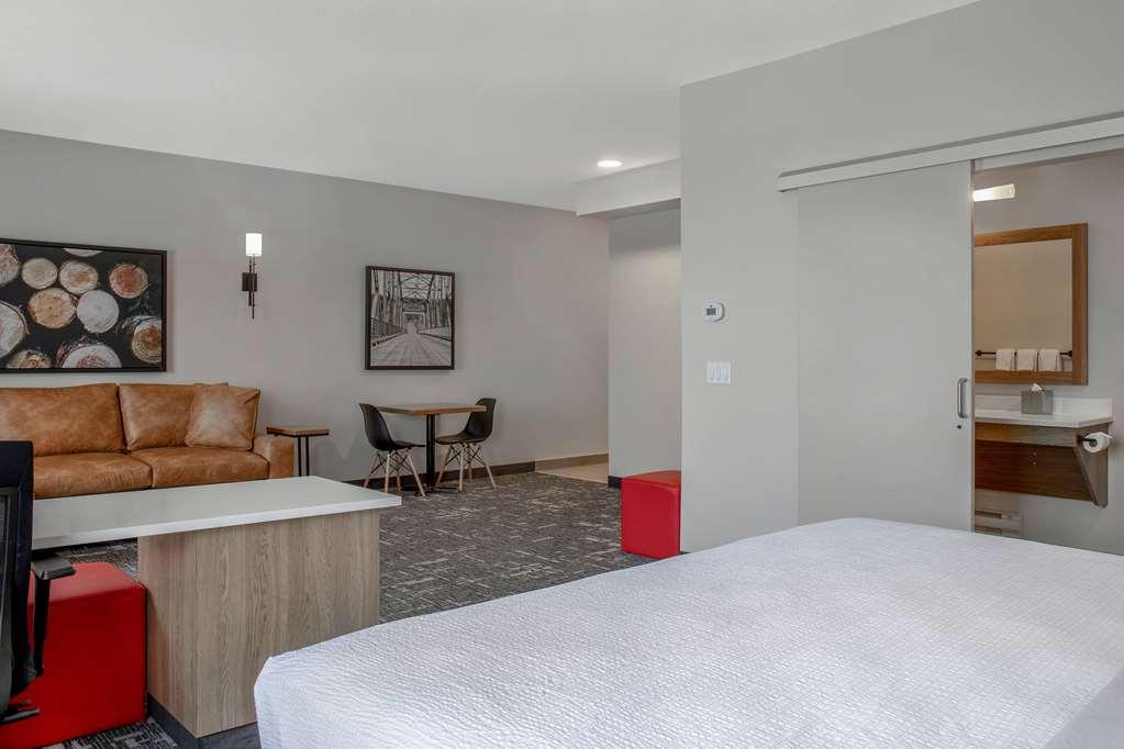 Ramada By Wyndham Cochrane Hotel 3*