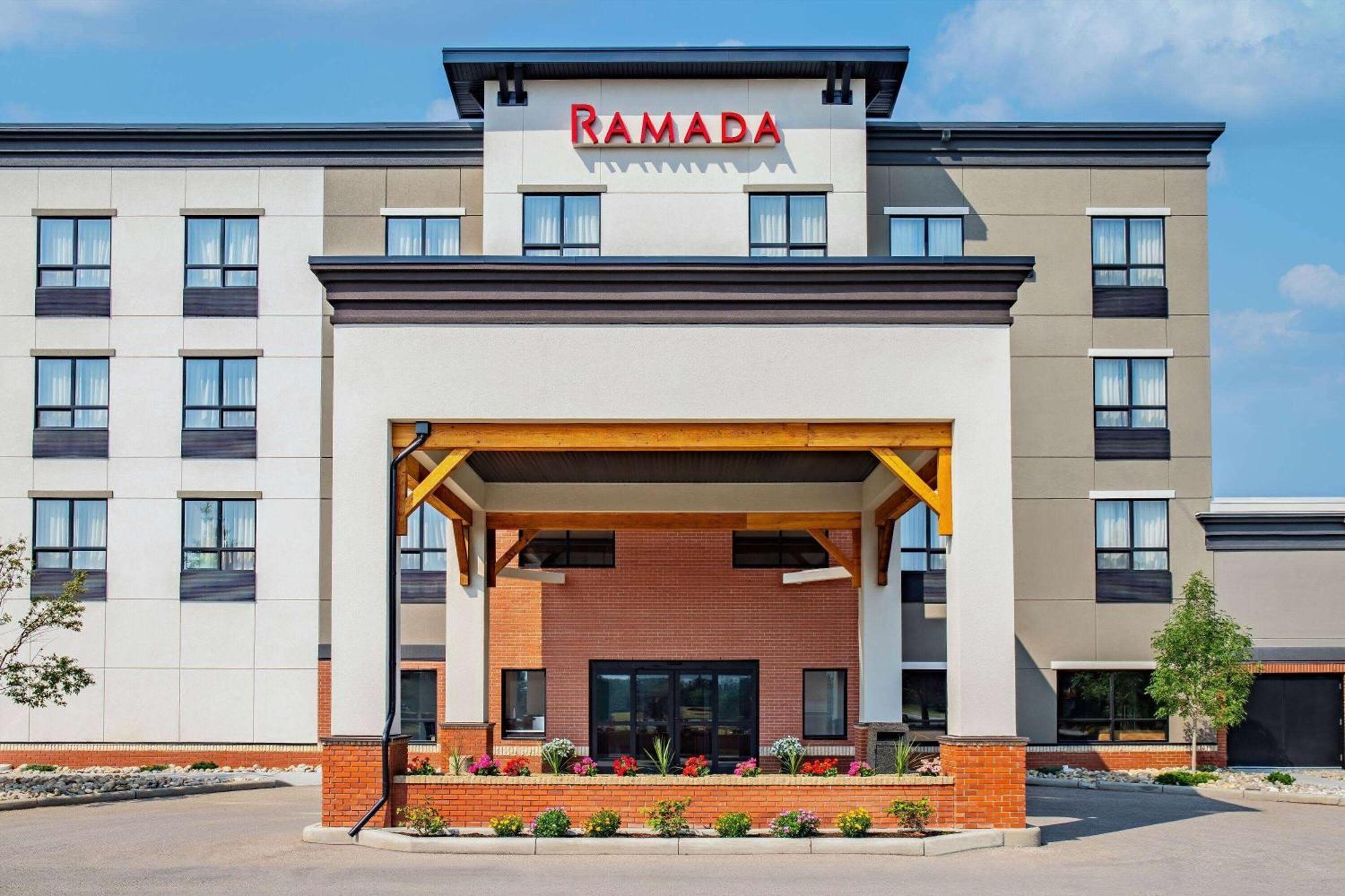 Ramada By Wyndham Cochrane Hotel