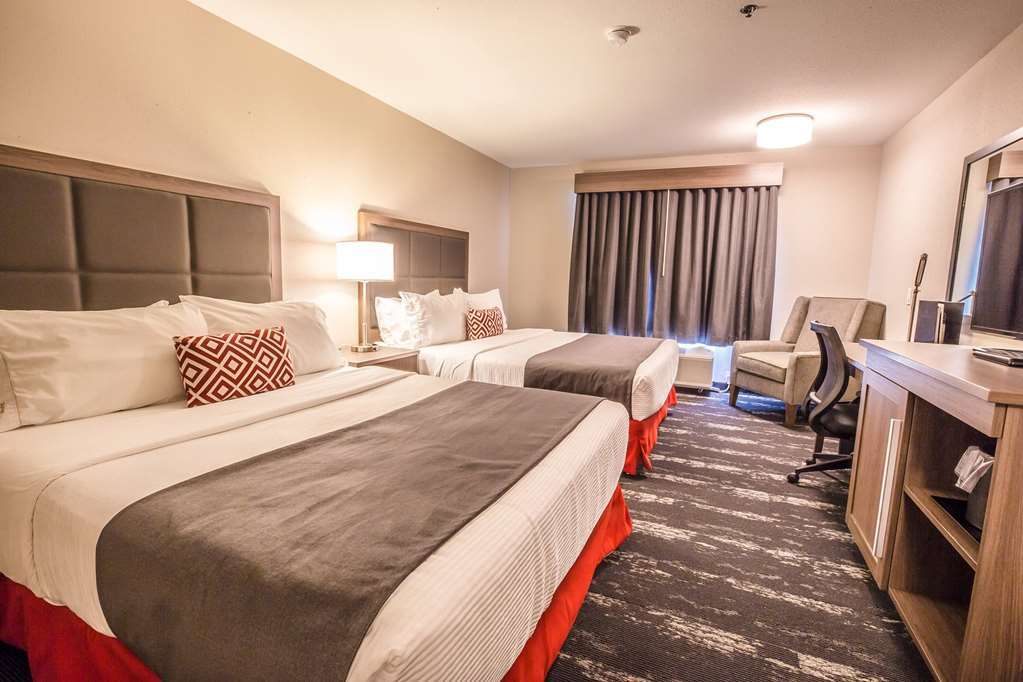 Ramada By Wyndham Cochrane Hotel 3*