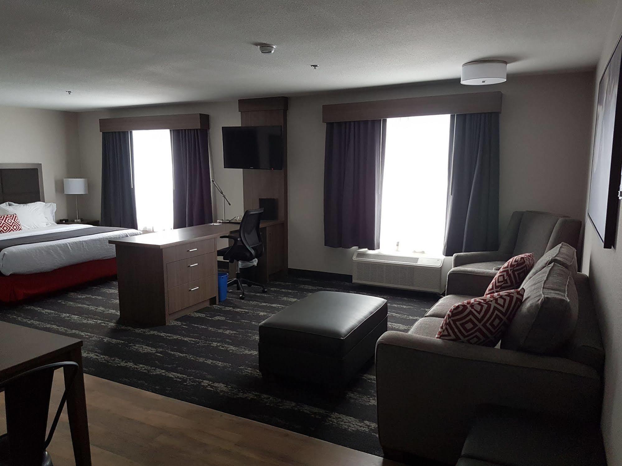 Ramada By Wyndham Cochrane 3*