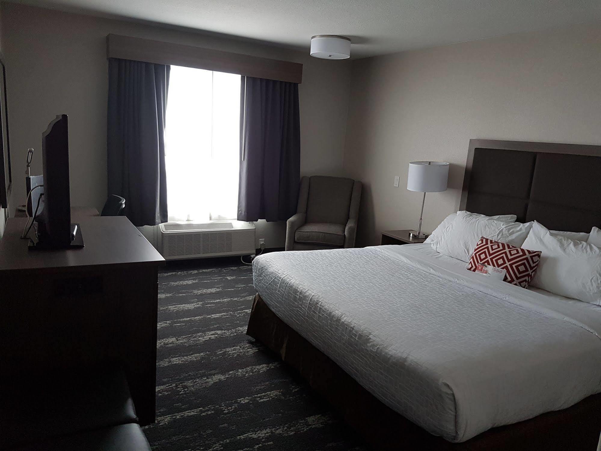 Ramada By Wyndham Cochrane Hotel