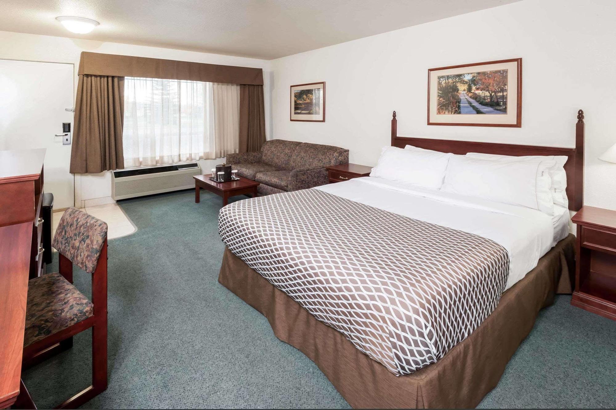Ramada By Wyndham Cochrane Hotel
