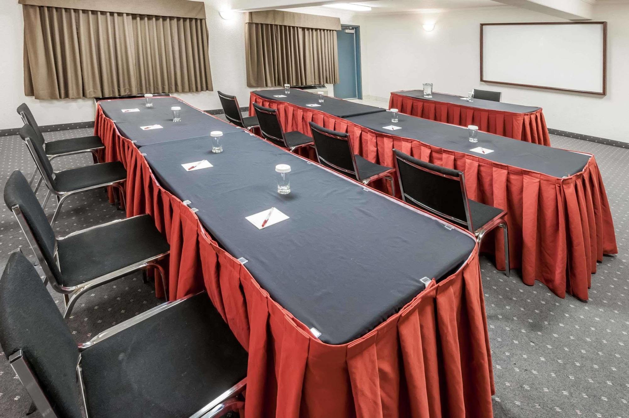 Ramada By Wyndham Cochrane Hotel 3*
