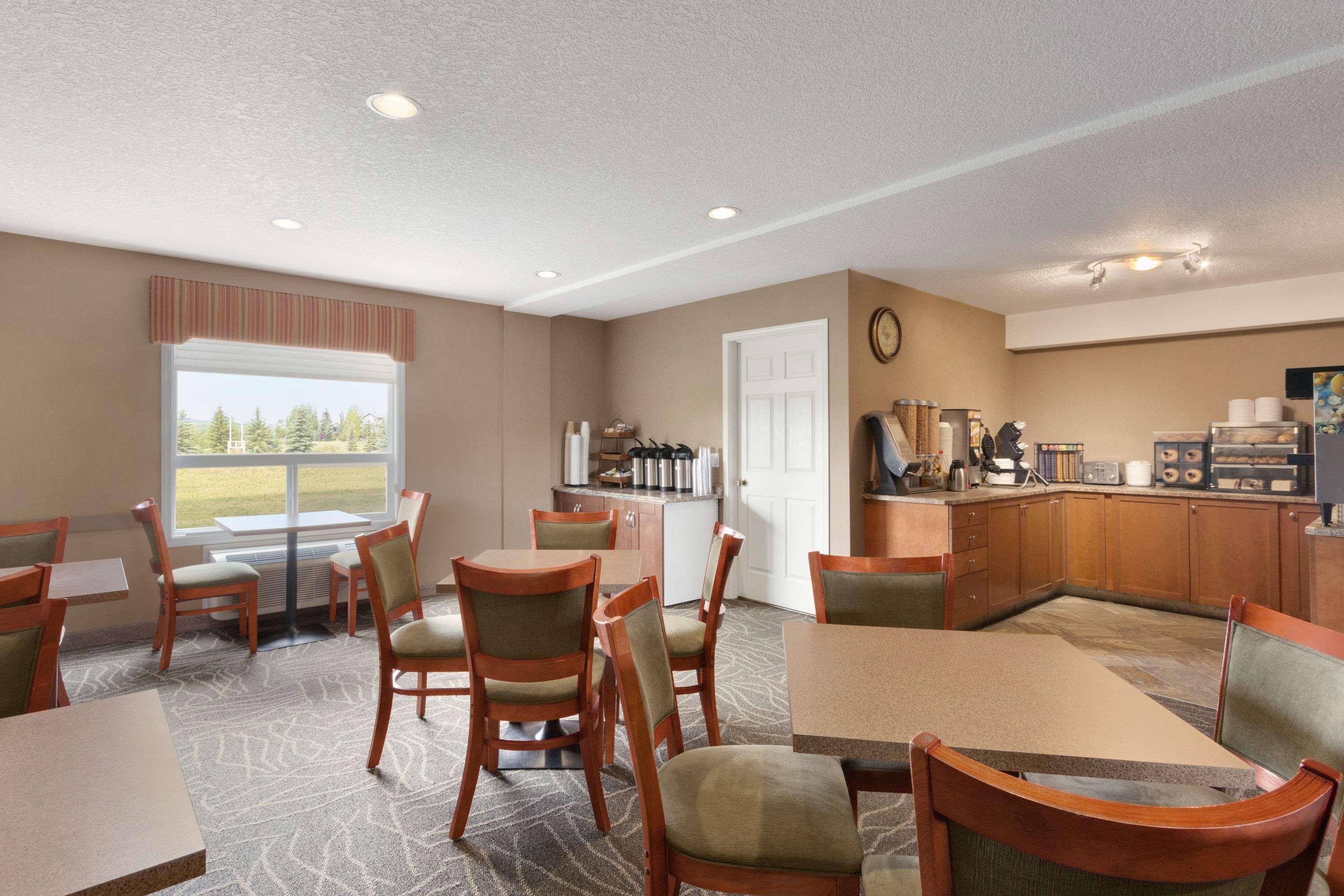 Days & By Wyndham Hotel Cochrane
