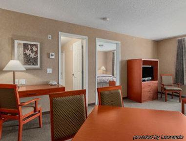 Days & By Wyndham Hotel Cochrane