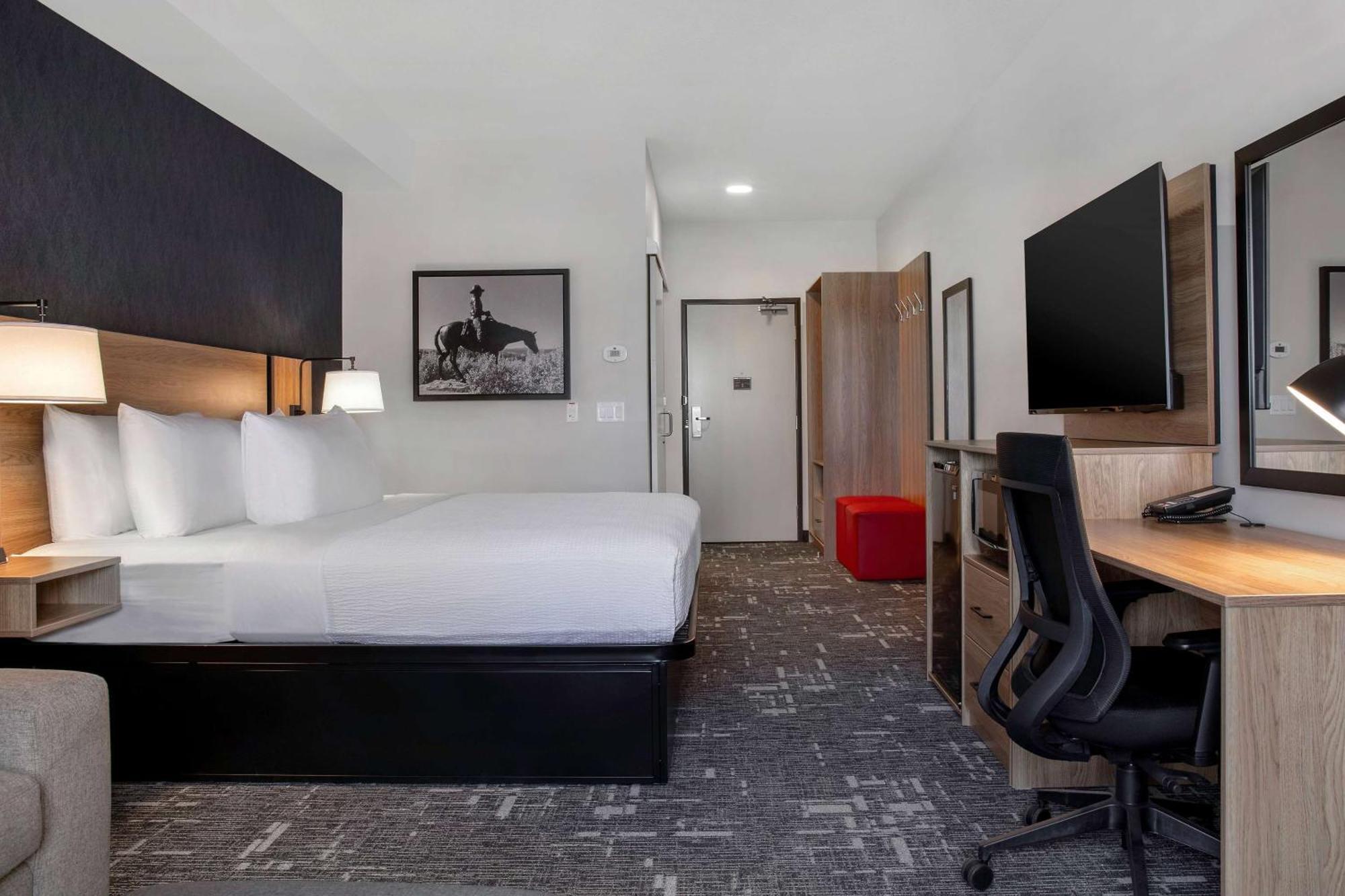 Ramada By Wyndham Cochrane 3*