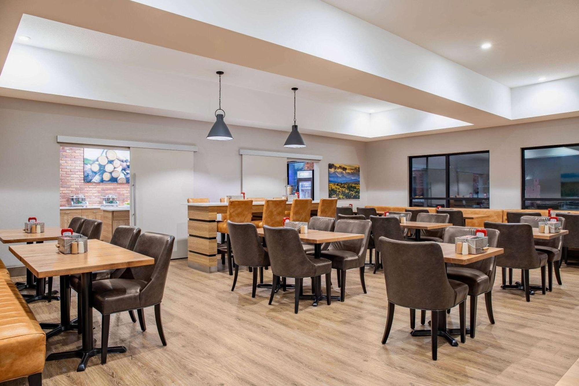 Hotel Ramada By Wyndham Cochrane 3*
