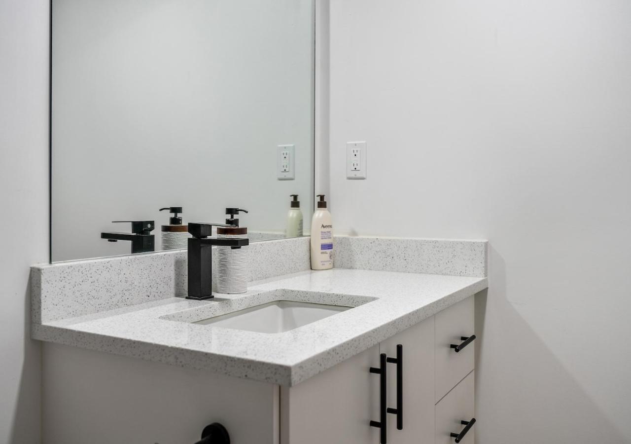 Mountain Hideaway Two Bedrooms Free Park Pass Apartment Cochrane