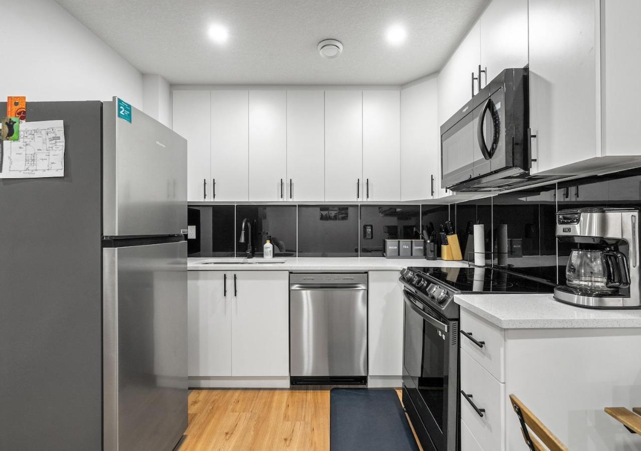 Mountain Hideaway Two Bedrooms Free Park Pass Cochrane