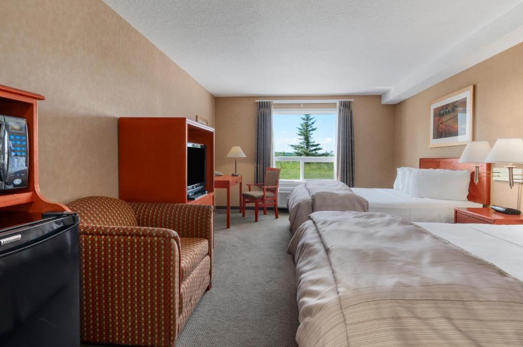 Days & By Wyndham Hotel Cochrane