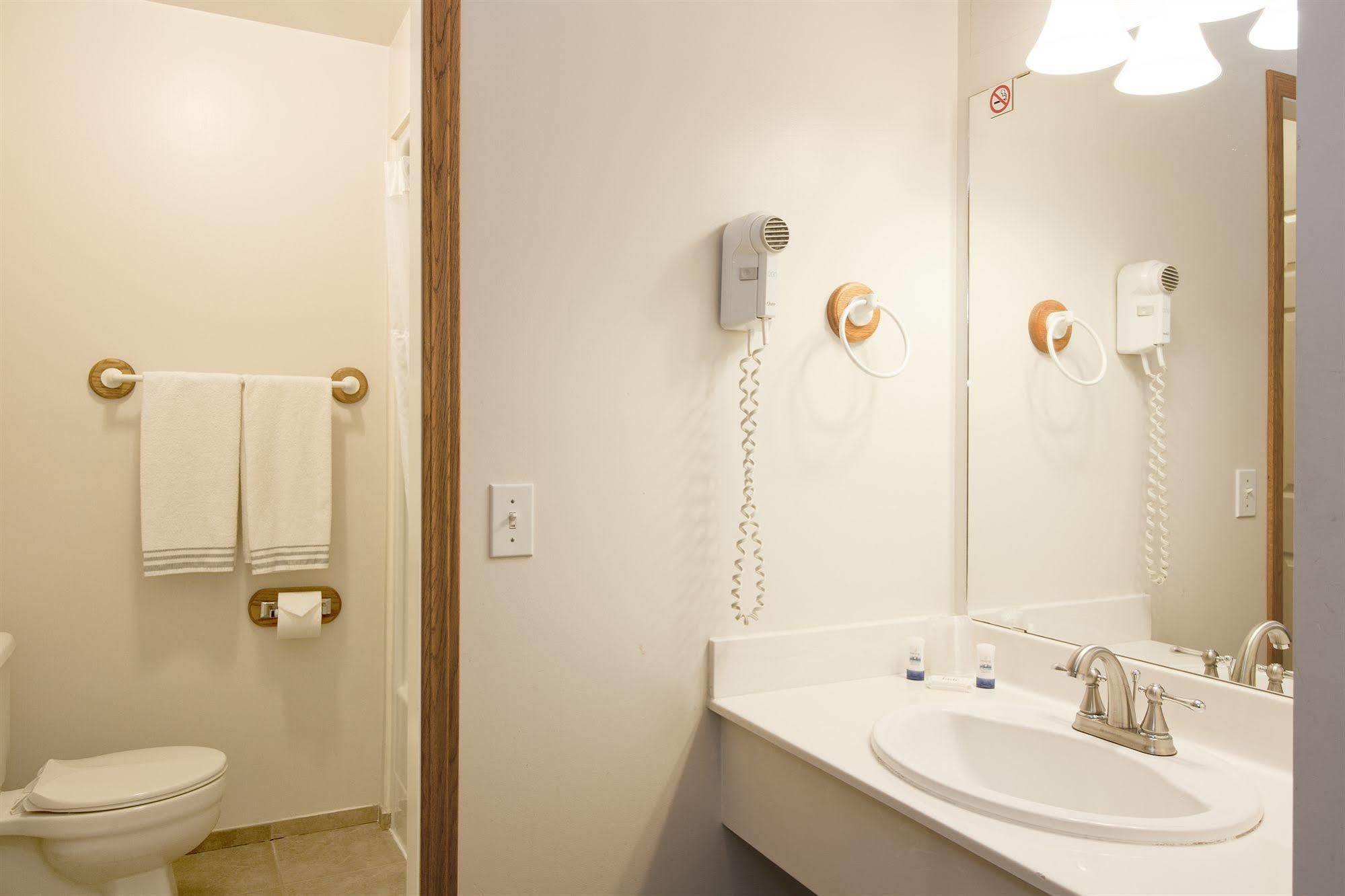 Bow River Motel 2*